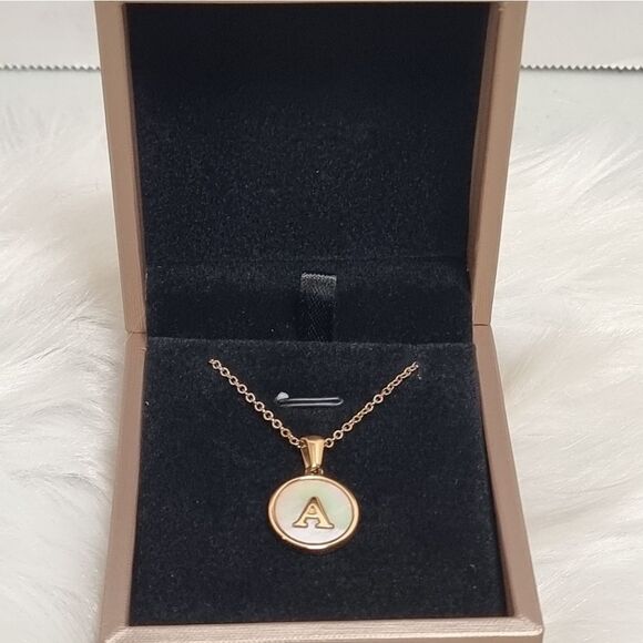 SHELL INITIAL PENDANT NECKLACE stainless steel gold plated A B C or D - Picture 3 of 14